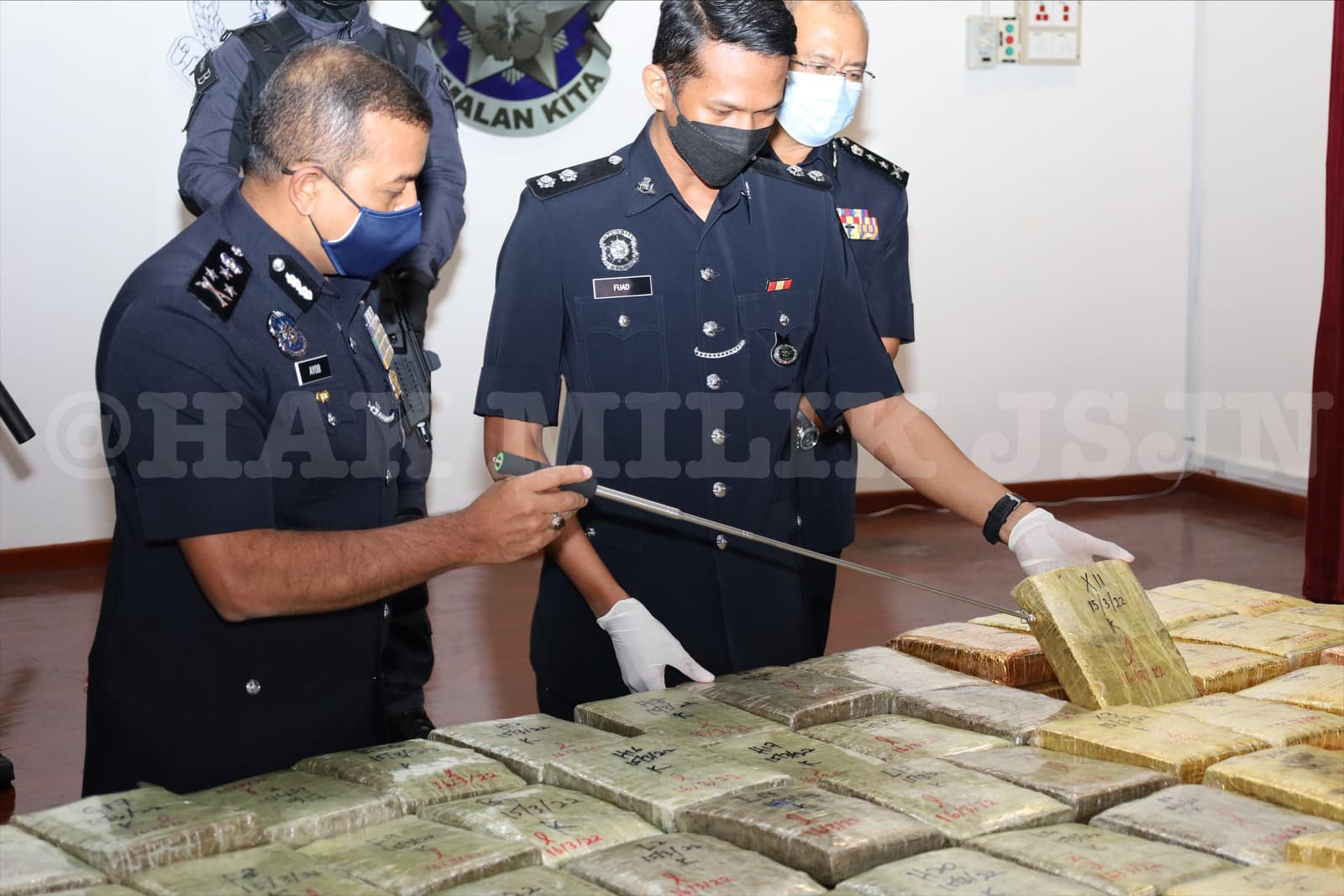 SHAH ALAM, 17 Mac (Bernama) -- Polis menahan dua lelaki serta merampas dadah dipercayai jenis ganja dan syabu dianggar seberat 478.8 kilogram (kg) bernilai kira-kira RM1.53 juta hasil dua serbuan di sekitar Kuala Langat dan Klang, dua hari lepas.