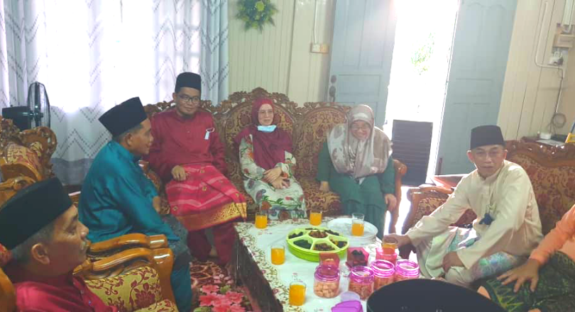 Datuk Dr Juanda Jaya menzirahi lebih 40 rumah penduduk di kawasan DUN Jemoreng. Foto: Datuk Dr Juanda Jaya