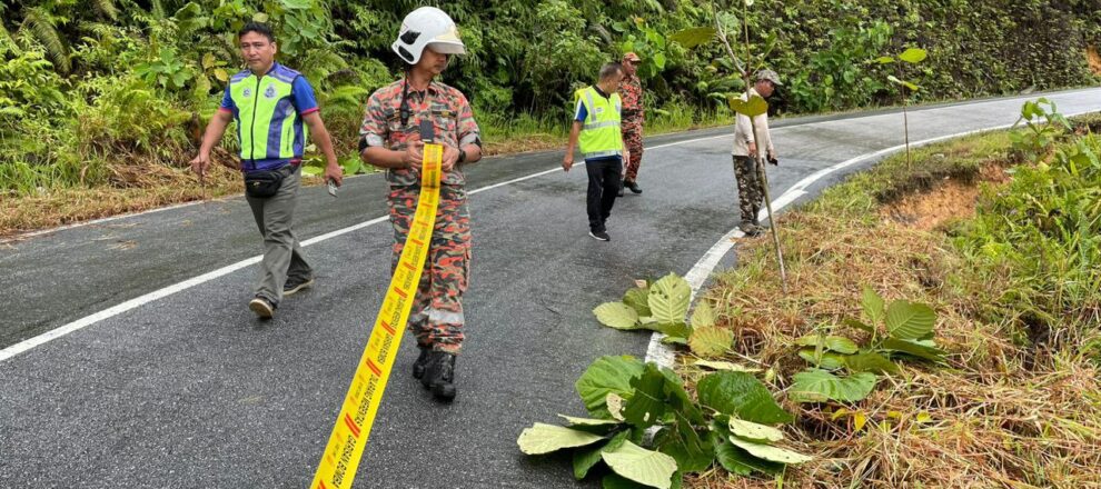Pasukan Bomba memasang sawar sawar di kawasan runtuhan di Nanga Beduie Nanga Merurun Julau