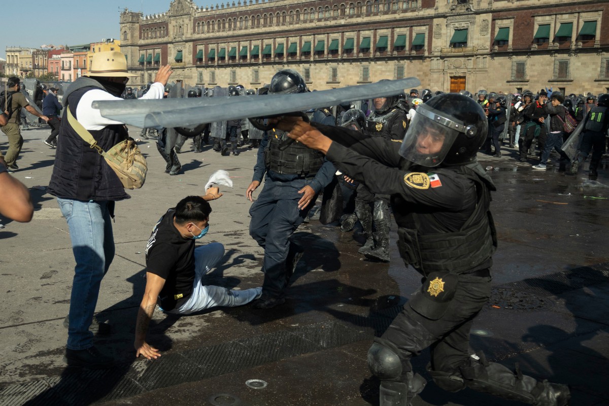 Clashes erupt in Mexico City anti-crime protests, injuring 120 - TVS