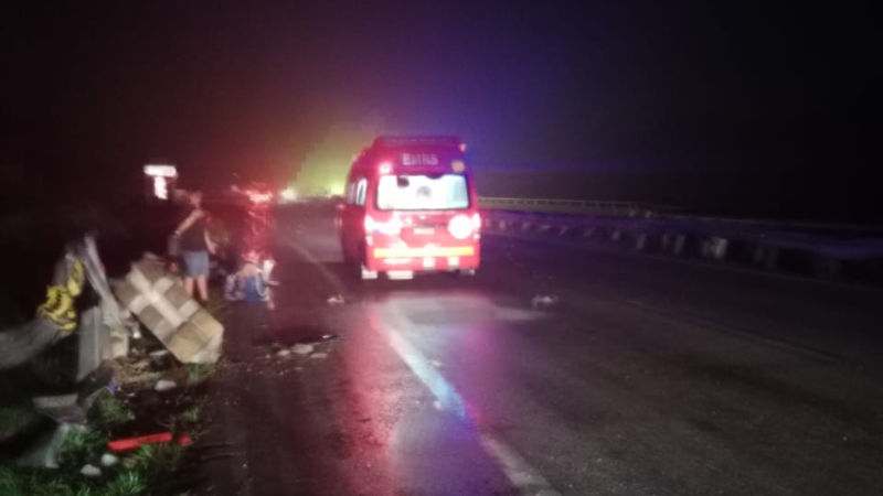 Lelaki maut, tiga cedera Toyota Vios terbabas