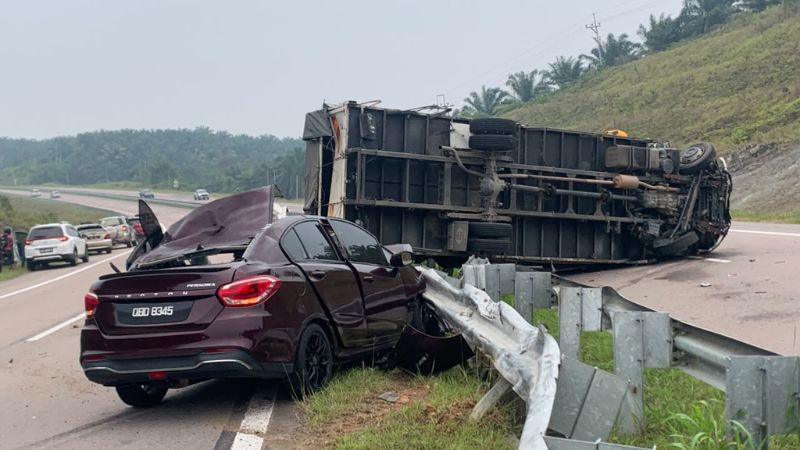 Wanita maut, dua lelaki cedera dalam kemalangan kereta dan lori