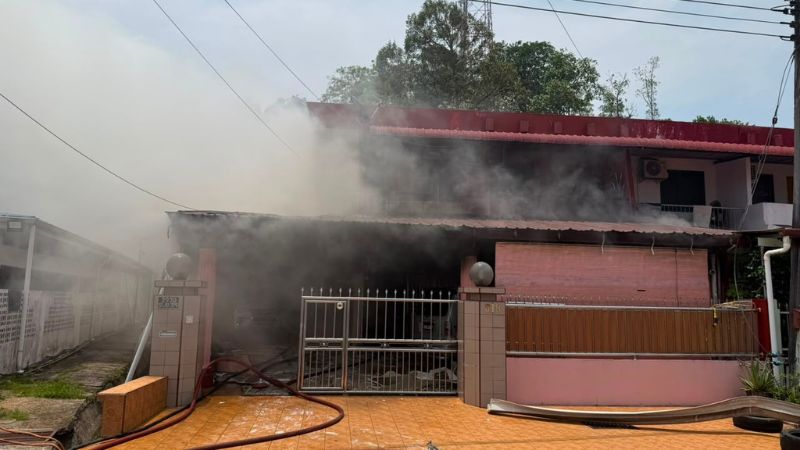Dua kenderaan musnah dalam kebakaran rumah di Miri