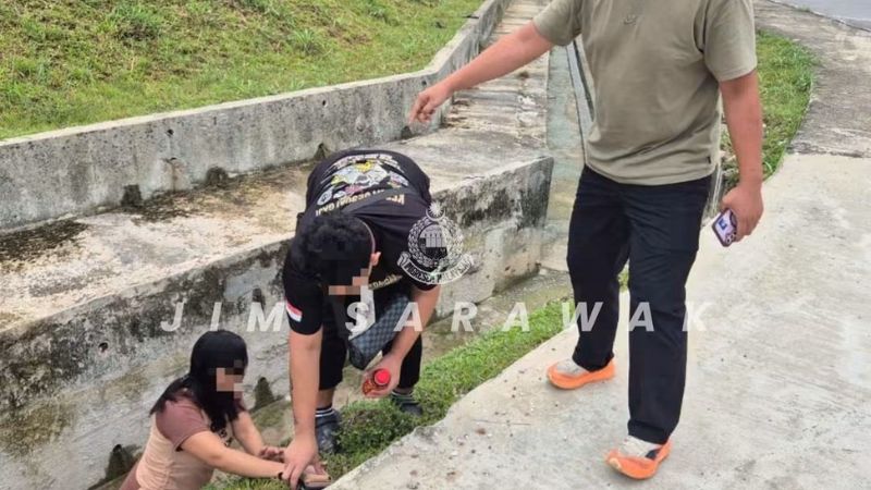 Dua warga asing ditahan bersembunyi dalam longkang di Kuching
