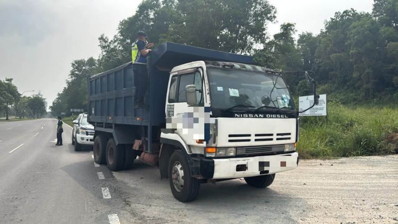 Ops Lebih Muatan: 75 lori diperiksa di Jalan Pan Borneo