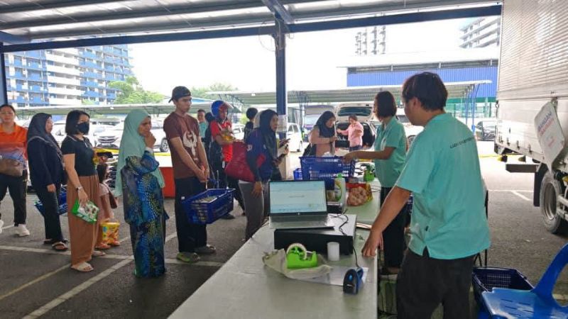 Jualan Rahmah MADANI santuni warga PDRM Sarawak