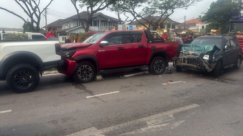 Kemalangan berantai empat kenderaan di Jalan Lapangan Terbang
