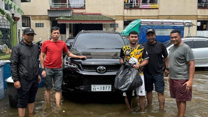 Kedutaan Malaysia salur bantuan makanan kering kepada 10 mangsa banjir di Bangkok