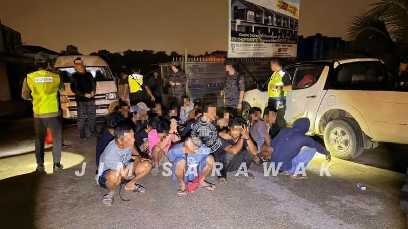Warga asing sembunyi di sebalik longgokan sampah elak ditangkap