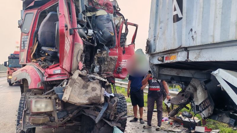 Pemandu lori tersepit dalam nahas di Balai Ringin