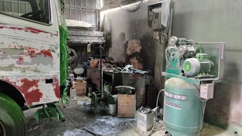 Orang awam bantu padam kebakaran alat ganti lori di bengkel