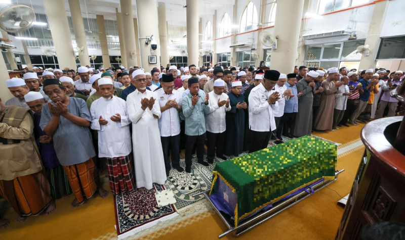 Dzulkeﬂy imamkan solat jenazah Dr Ainul Baraah