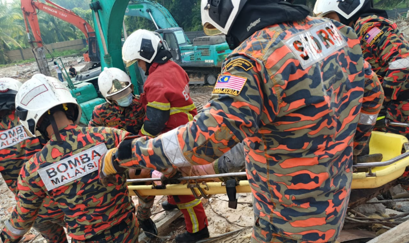 Lelaki cedera kaki tersepit pada roda berantai jengkaut