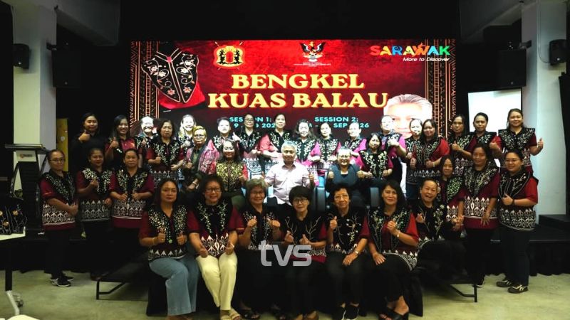 Seni pembuatan baju Kuas mampu jana pendapatan wanita Dayak