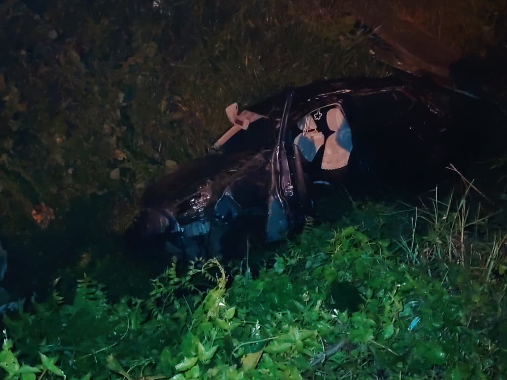 Dua wanita cedera, kereta terjunam dalam parit