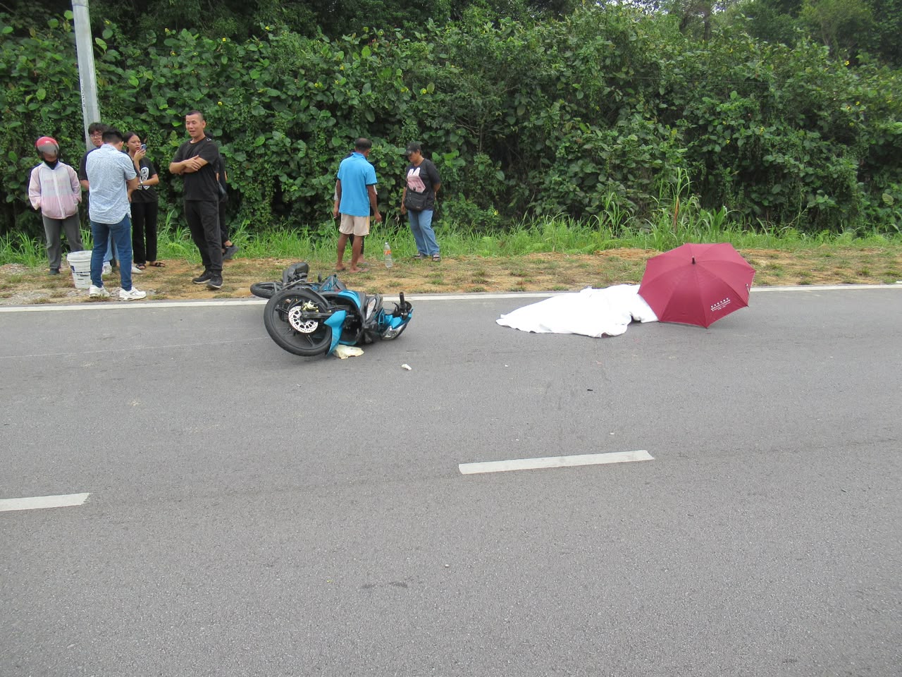Wanita maut motosikal terperosok bawah lori