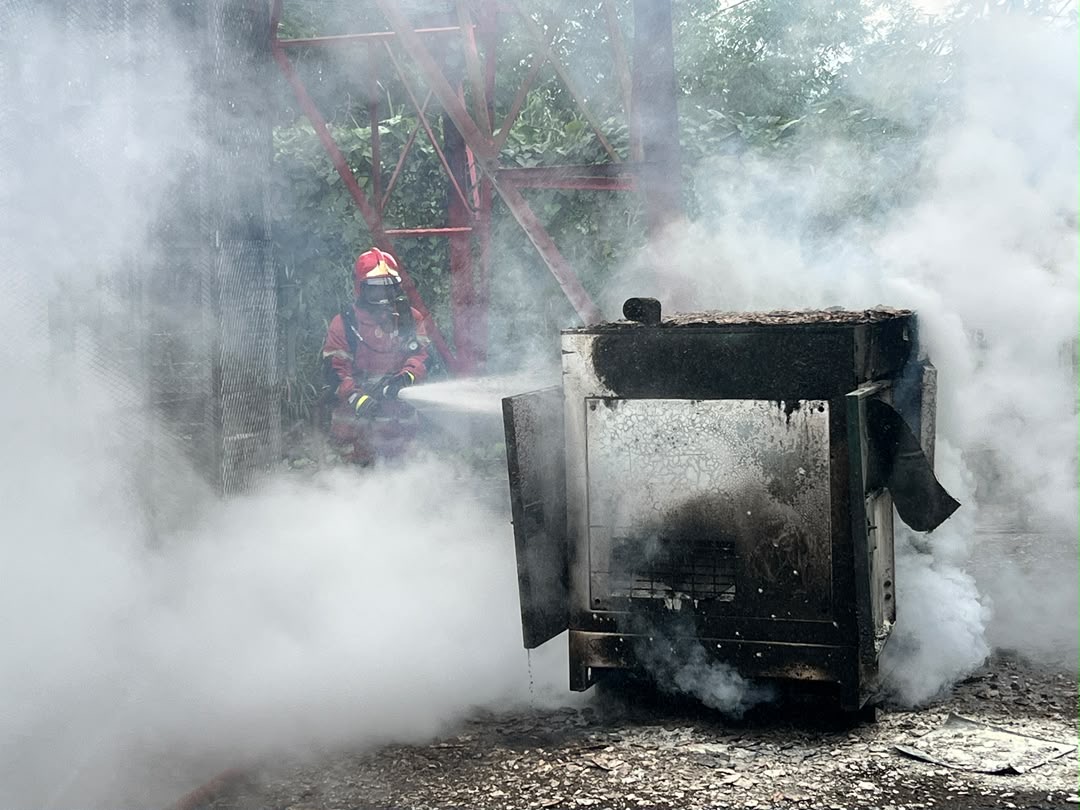 Generator menara telekomunikasi terbakar