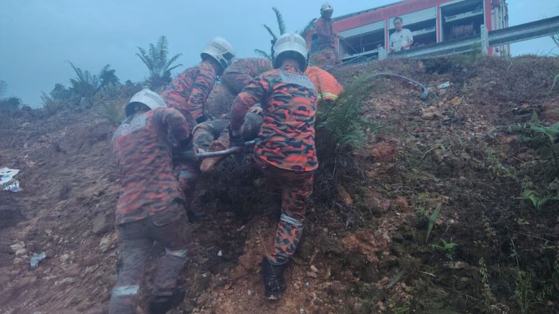 Two men injured, truck overturned on KM114 Silk Road