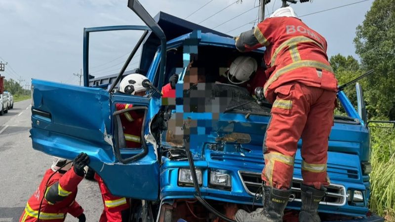 Lelaki tersepit dalam kemalangan dua lori di Daro