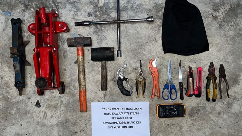 Two men were arrested on suspicion of stealing car rims, cables in Matang