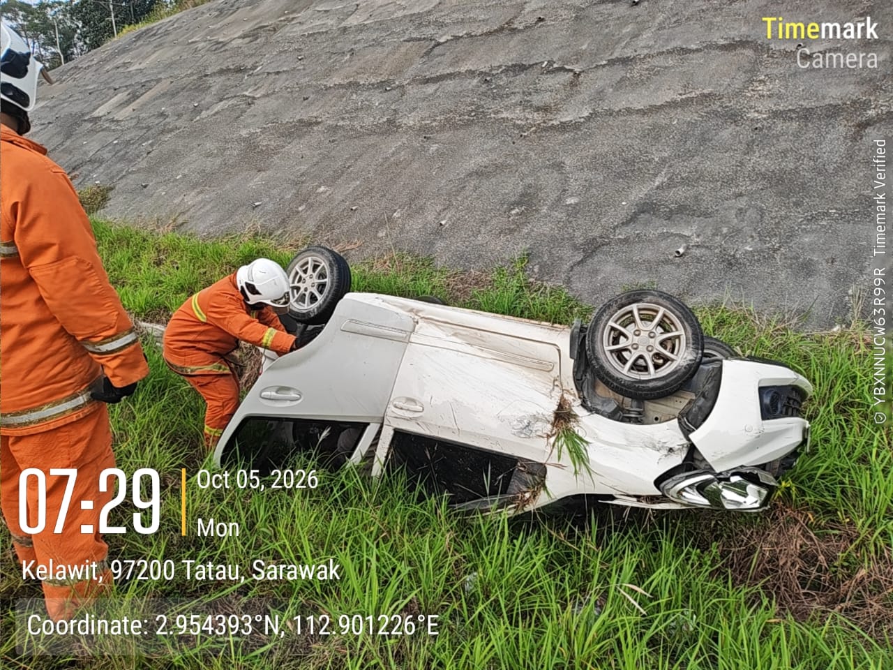 A woman survived after a car collapsed in Tatau