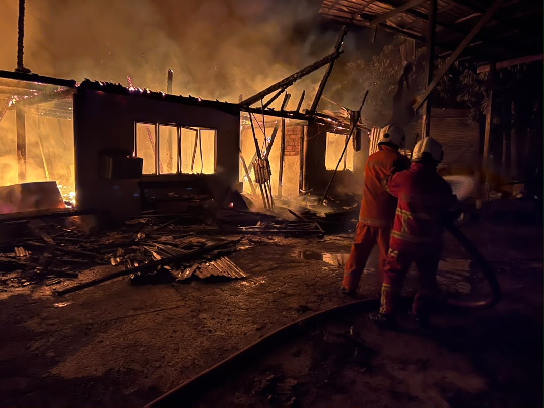 Two houses destroyed in a fire in Marudi