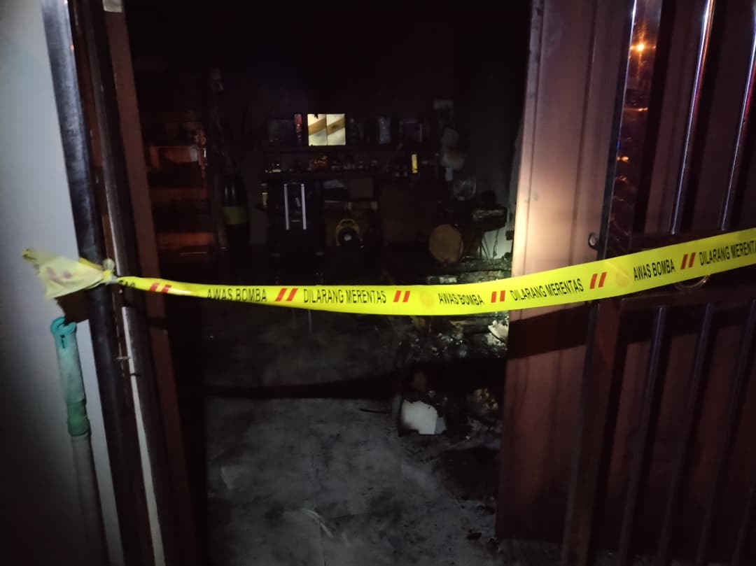 Ruang tamu rumah terbakar di Sky Garden