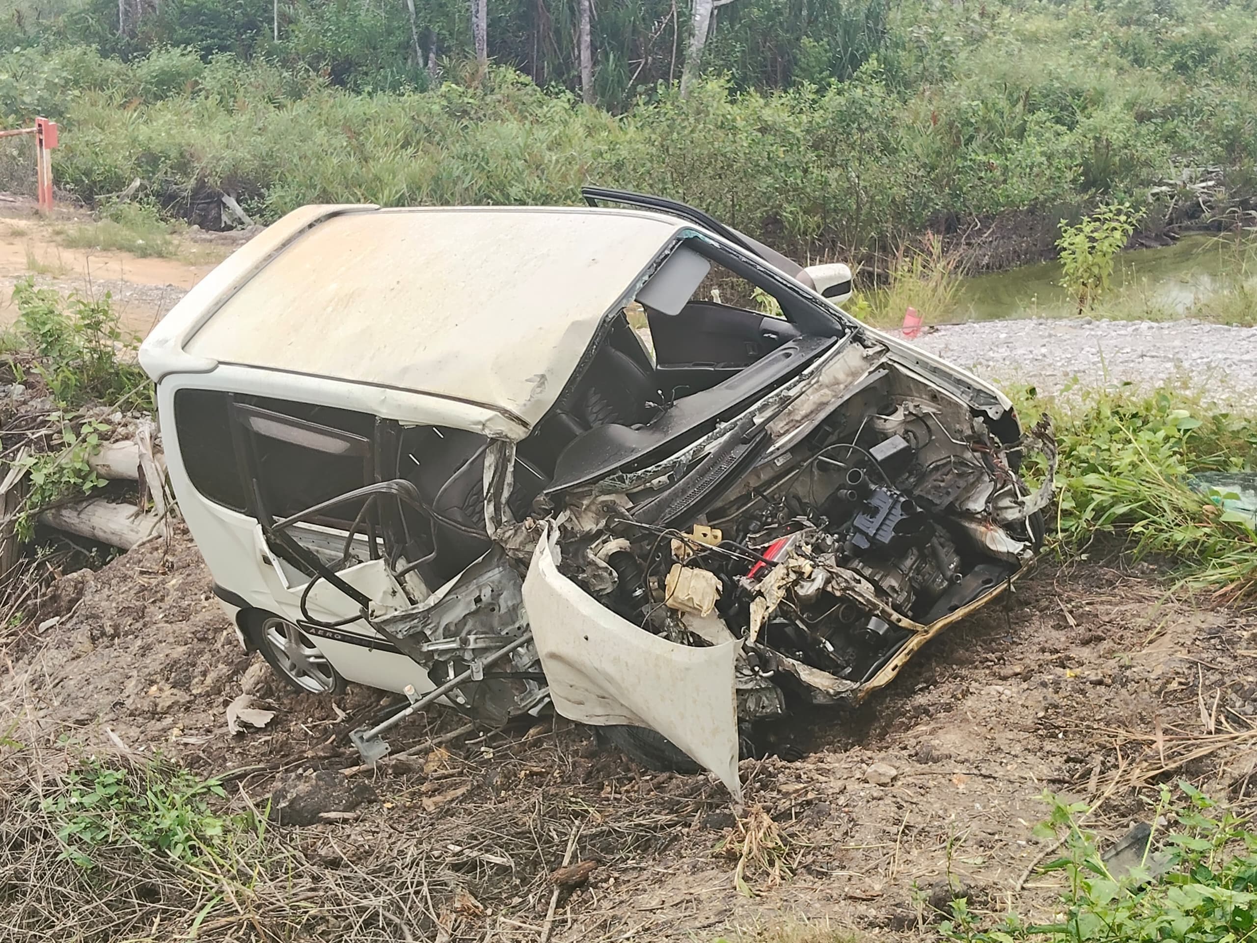 Man killed by car hit truck